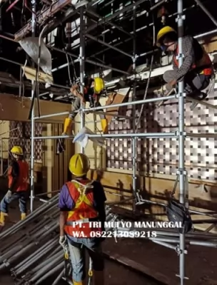 Proses pembongkaran gedung dilakukan secara aman dan terkontrol